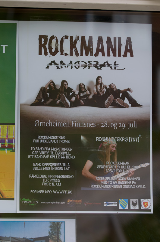 37 Gryllefjord 9 amoral.jpg - Kotimainen siis suomalainen tukanheilutusporukka soittaa paaesiintyjana Finnsnesin festareilla mukanaa luonnollisesti vokalistinsa Ari "idols" Koivunen